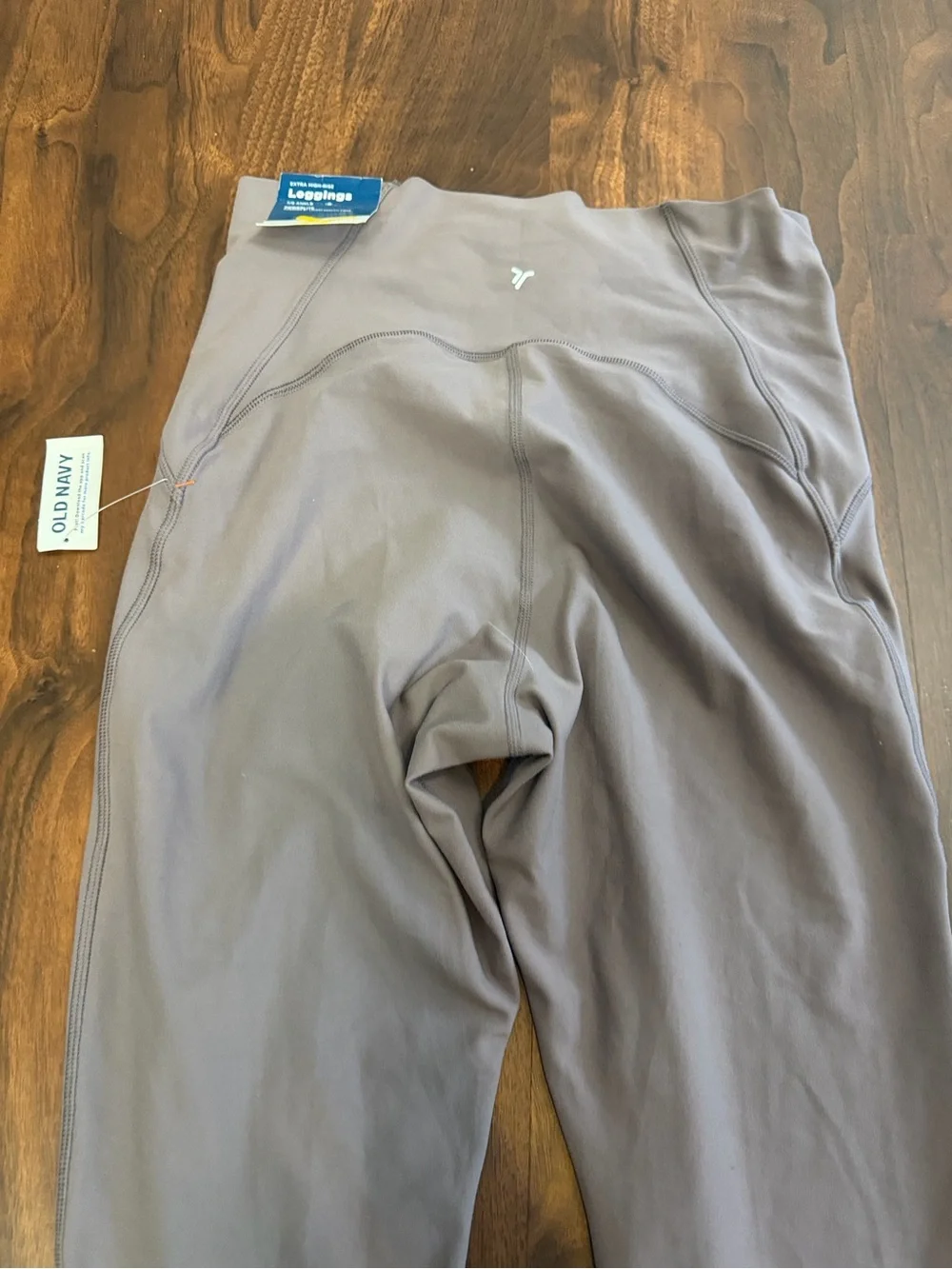 Old Navy Extra High Rise Powerlite 7/8 Leggings Mauve color.